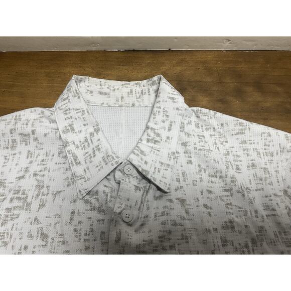 Lululemon Mens Large Shirt Airing Easy Short Sleeve White Gray Geometric - Picture 2 of 10